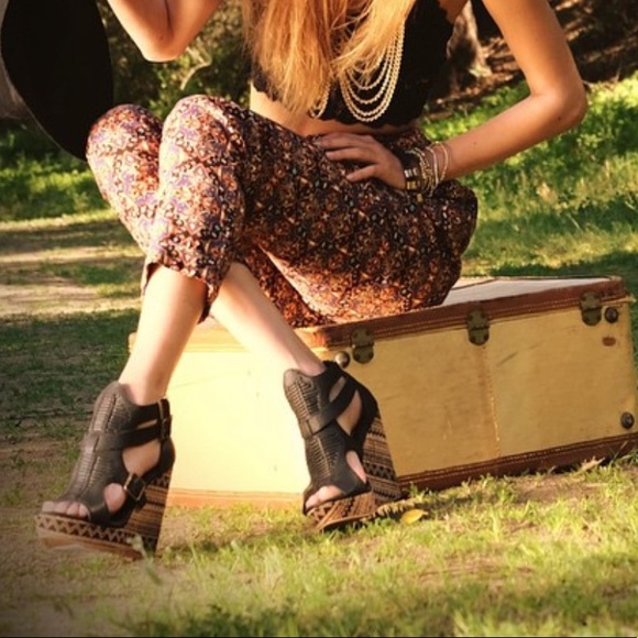 Solitaire Two Tone Woven Platform Wedge Sandal - Picture 4 of 7